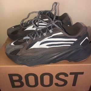 YEEZY 700 worn once